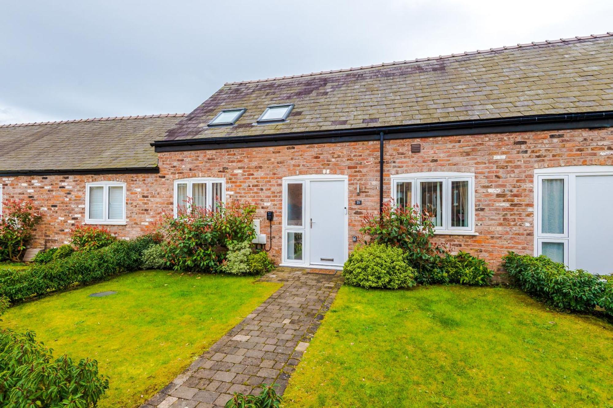 Number 21: A Breathtaking Chester Cottage With Parking Mollington  Buitenkant foto